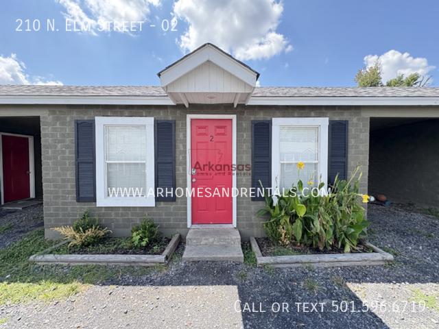 210 N. Elm Street Unit 02 | 1 Bedroom | 1 Bathroom 1/2 Off First Month's Rent Special!
