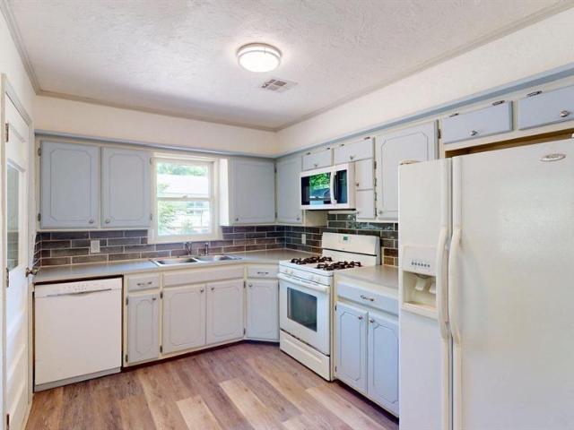 210 N Roosevelt Avenue