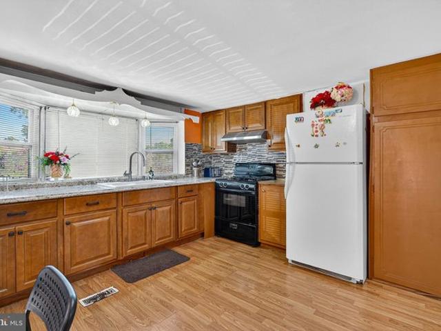 210 Trailway Rd, Middle River, MD 21220