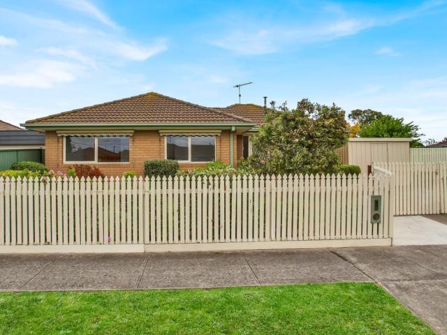 2/110 Solar Drive, Whittington, VIC 3219
