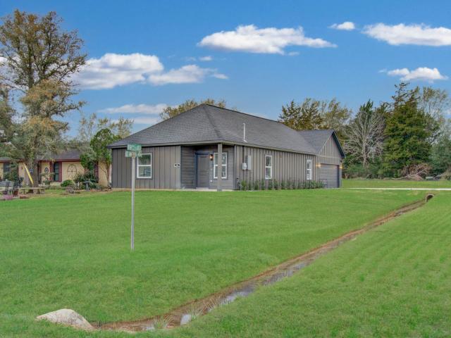 211 19th St, Hempstead, TX 77445 | MLS #32855