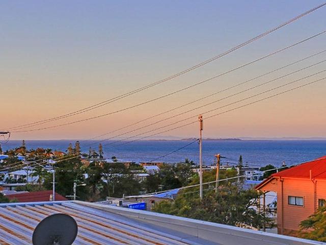 2/11 Arnold Street, MANLY, QLD 4179