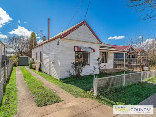 211 Brown Street, ARMIDALE House for rent Listed by Debbie Gu.