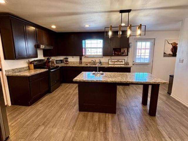 211 E Maverick