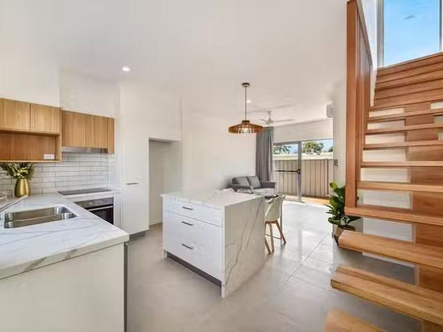 2/11 Kenewin Avenue, Maroochydore, QLD 4558