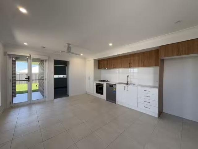 2/11 Linden Street, LOCHINVAR House for rent Listed by Renee.