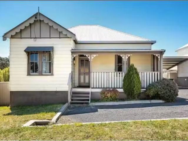 2/11 Madgwick Drive, Armidale House for rent Listed by Proper.