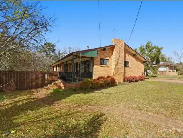 211 Markham Street, Armidale House for rent Listed by Armidal.