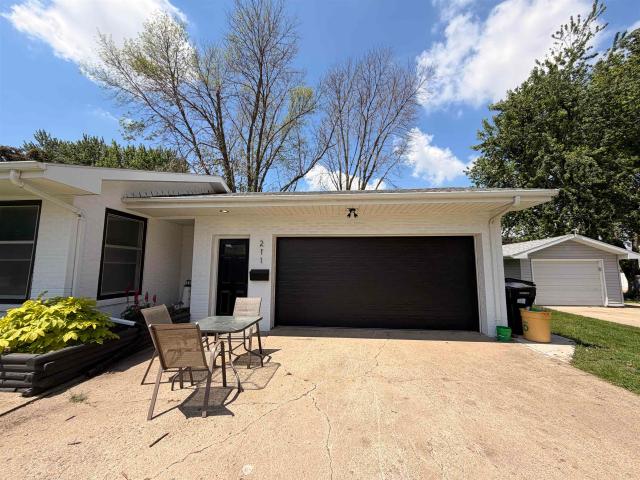 211 N 6th Avenue W