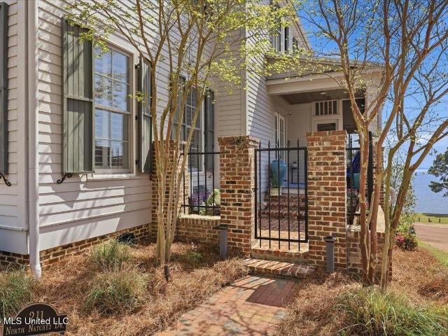 211 N Natchez Drive