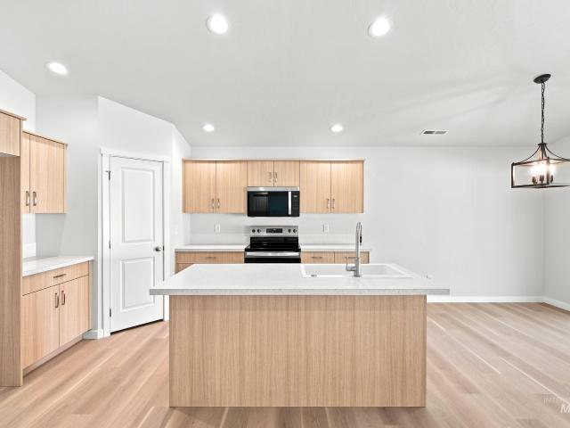 211 W 17th Ave