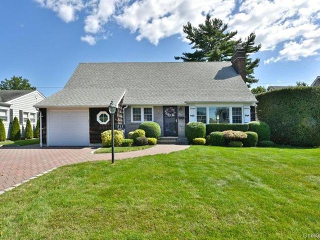 211 Wellington Rd, Garden City, NY 11530