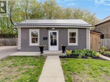 Brantford Town, Ontario - Patio, Garden