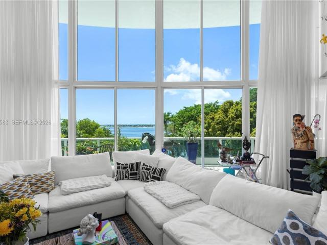 2127 Brickell Ave, 2 beds, 3 full and 1 half baths