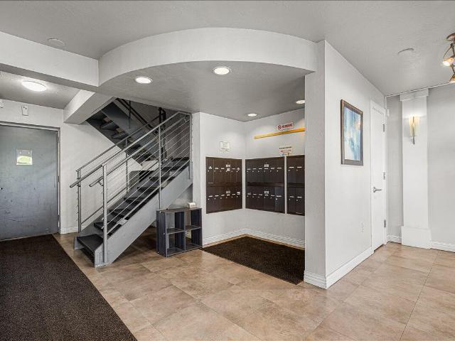 2121 N Cambridge Ave, Unit 302