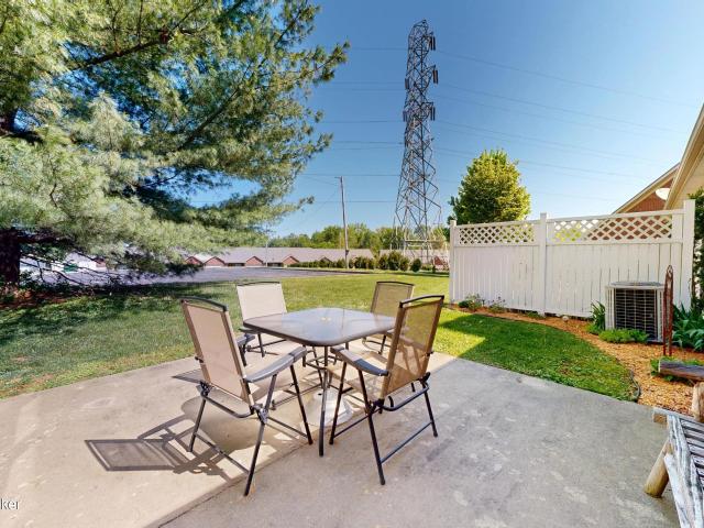 2122 Pickwick Dr