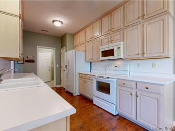 2122 Pickwick Drive