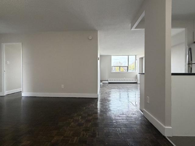 212 145 Wellington Street W, Aurora