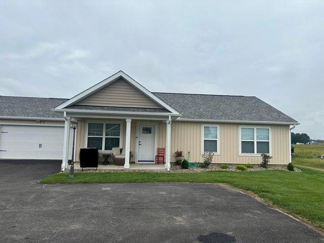 212 Cumberland Meadows Cir, Hebron, OH 43025