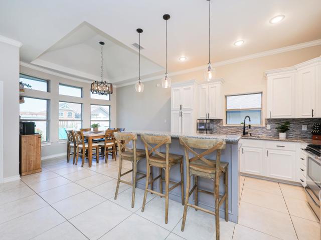 212 Bur Oak Dr