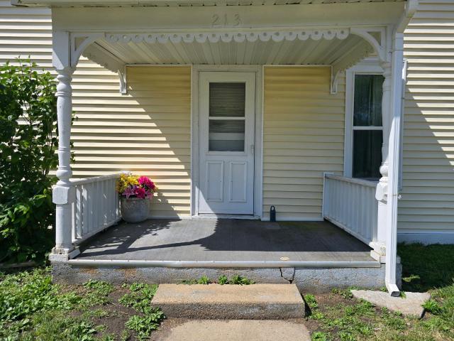213 Fremont Street E