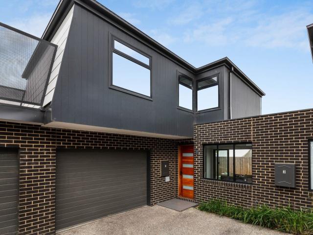 2/14 Catalina Street, Heidelberg West