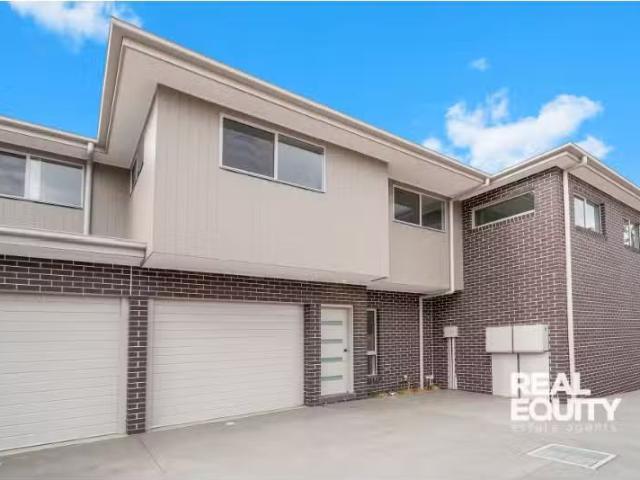 2/14 Governor Macquarie Drive, CHIPPING NORTON Townhouse for r.