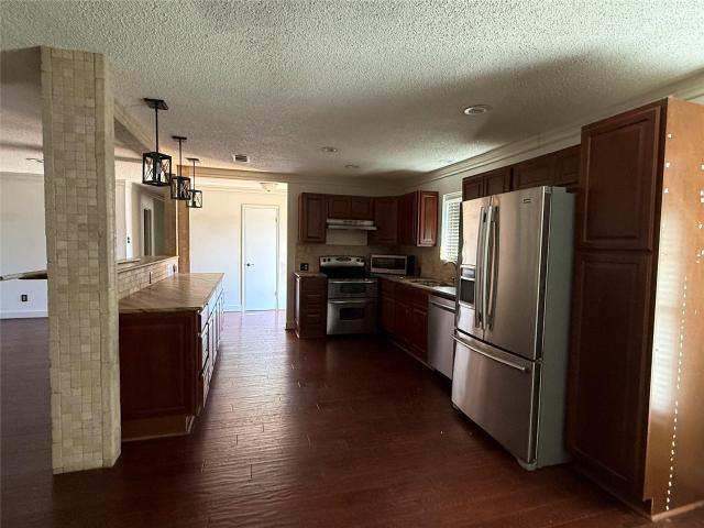 214 meadowlakes Dr