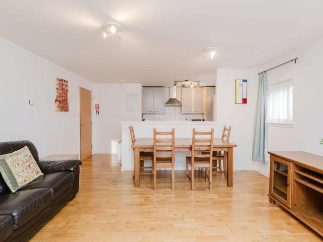 215/2 Granton Road