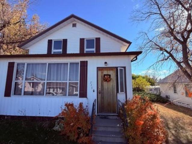 215 5 Avenue West, Hanna, AB, T0J 1P0 house for sale | Listing ID A2297 | Royal LePage
