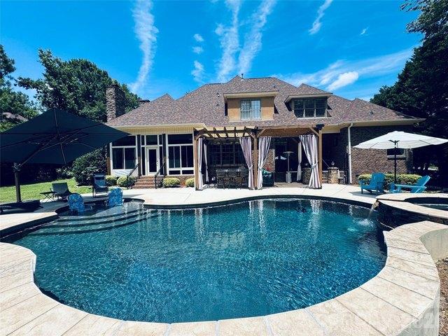 215 Blue River Rd, Lake Wylie, SC 29710