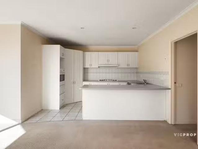 2/15 Laurie Road, Doncaster East, VIC 3109