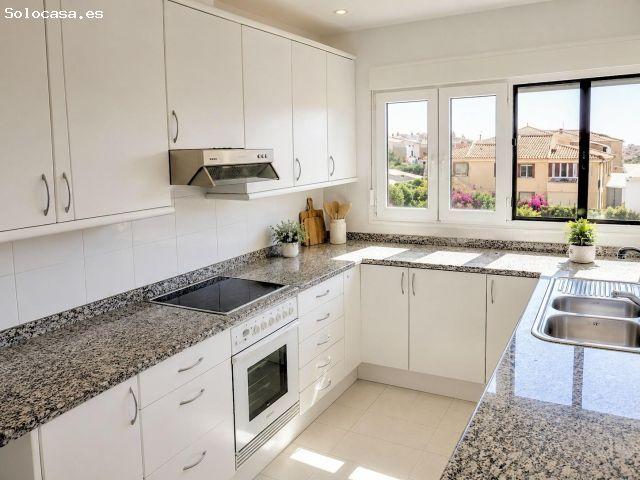 215 m2 junto al Mediterráneo: terrazas, garaje, trastero y una playa de calma casi secreta