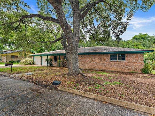 215 Memorial Dr