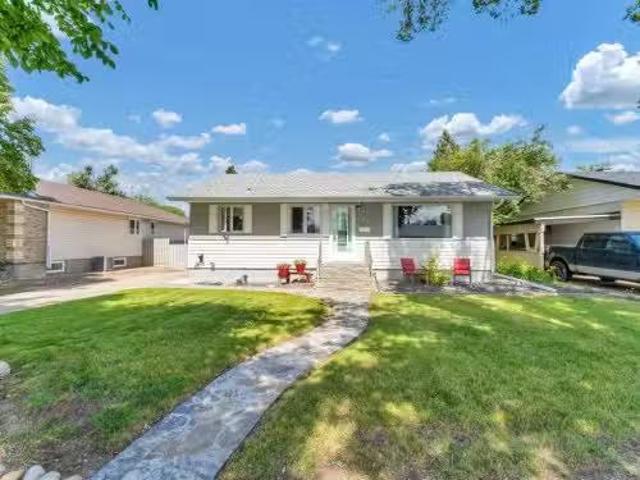 215 Mitchell Crescent Nw, Medicine Hat, AB, T1A 6V5 house fo.