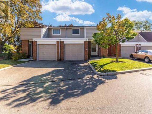215 Mississauga Valley Boulevard, Mississauga, ON, L5A 1Y7 townhouse for sale | Listing ID W14097 | Royal LePage