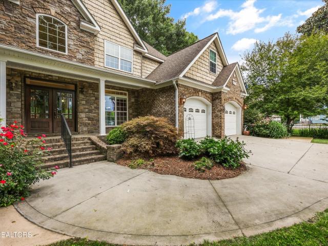 215 NE River Bend Tr