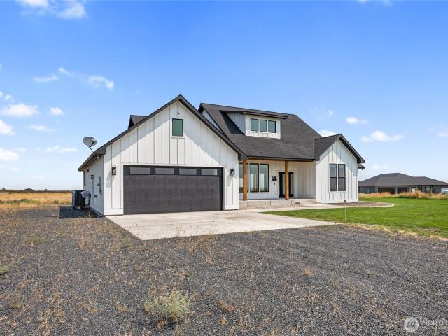 215 SE Desert Hills Loop