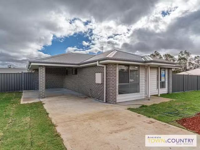 2/15 Sunrise Crescent, ARMIDALE House for rent Listed by Geor.