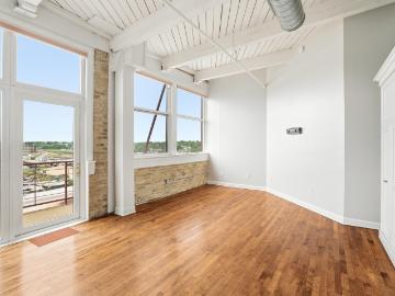 215 W Maple St, Unit 607