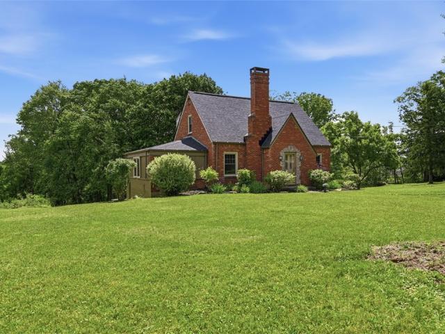 215 Twin Oaks