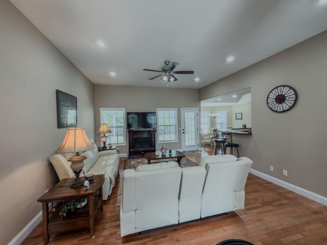 2169 Iris Ln