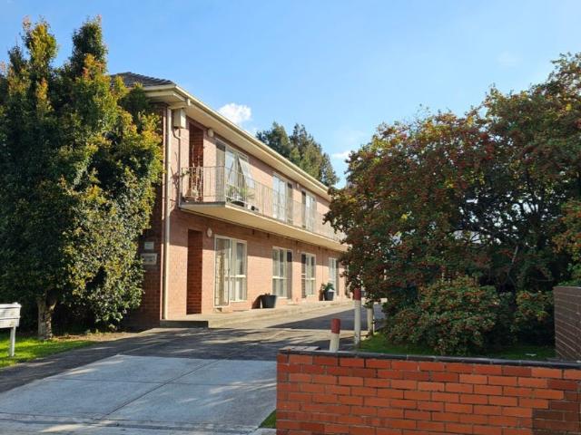 2/16 Kokaribb Road, Carnegie