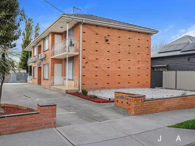2/16 Sydenham Street, Seddon, VIC 3011