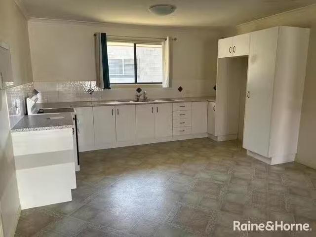 2/17 Martin Place, Kingaroy, QLD 4610