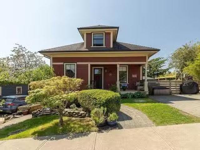 218 Burr Street, New Westminster, BC, V3M 3T8 house for sale.