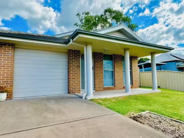 2/18 Little Park Street, Greta Townhouse for rent Listed by C.