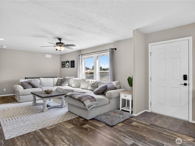 218 Sunshine Circle SW