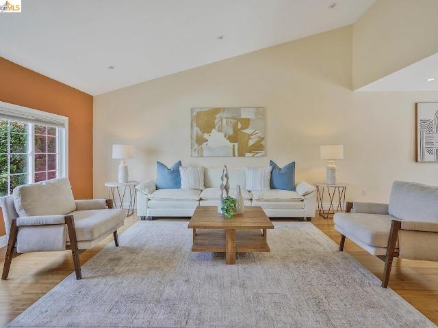2198 La Orinda