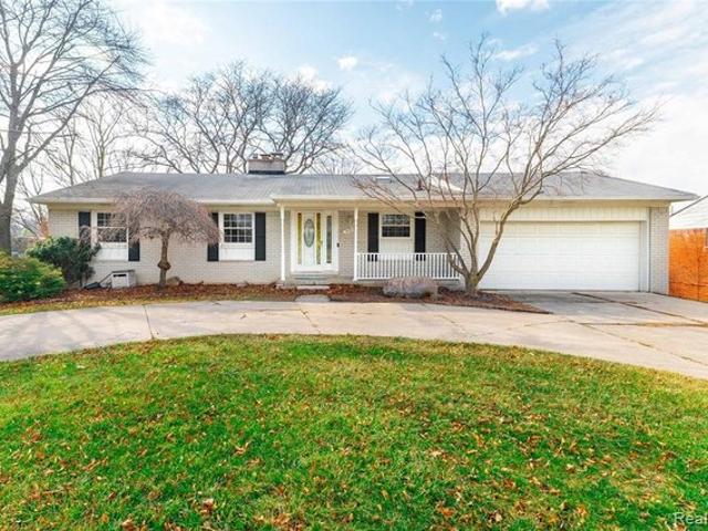21918 Knudsen Dr, Grosse Ile, MI 48138